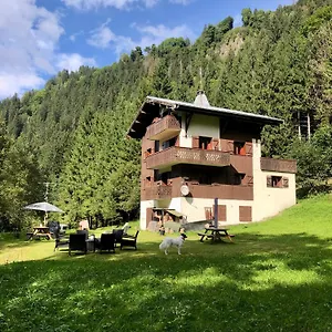 En Pleine Nature Avec 2 Pour 6 Ou 8 Qui Peuvent Réunis En 1 Pour 14 Personnes Saint-Gervais-les-Bains